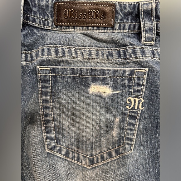 🌸 Miss Me Distressed Boyfriend Ankle Jean Size 30🌸 - Picture 8 of 10